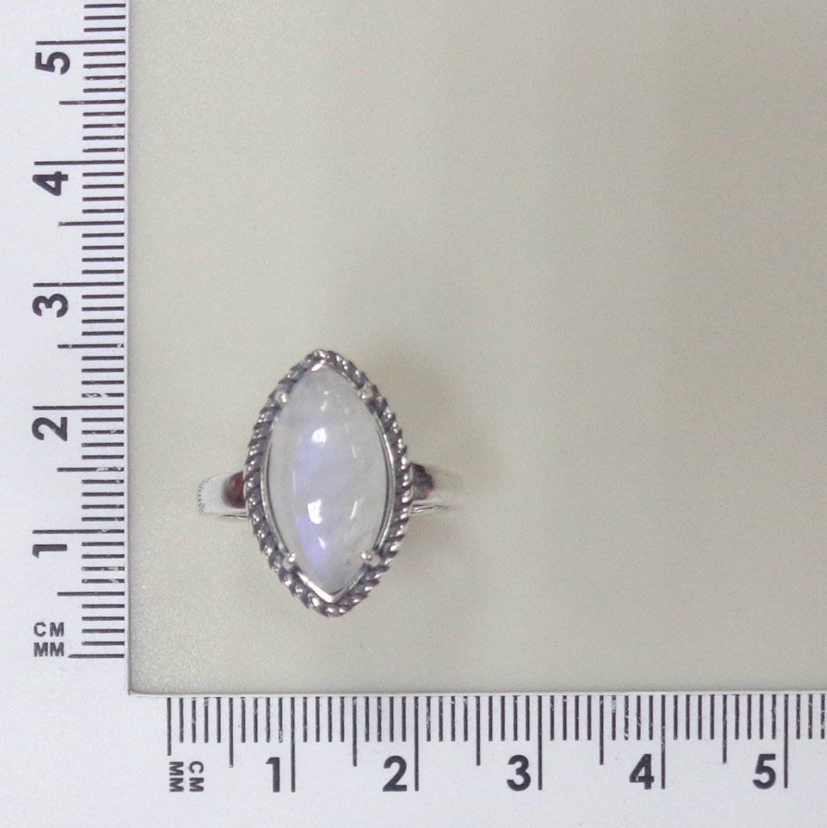 Серебряное кольцо с лунным камнем